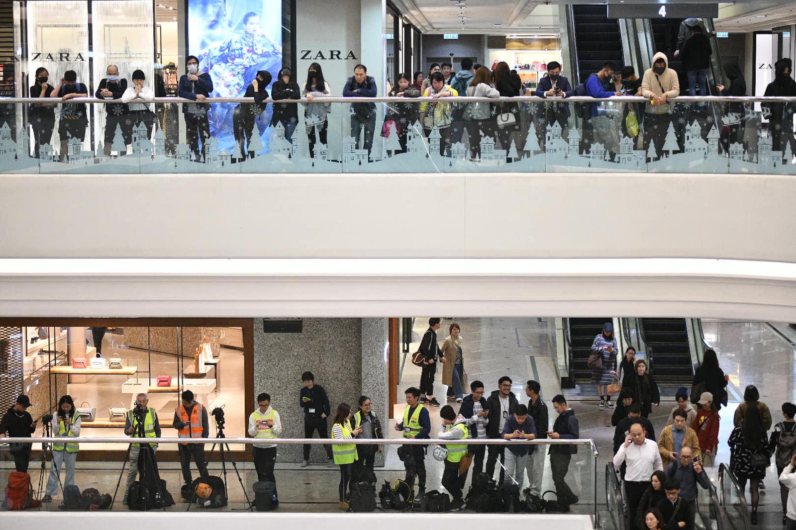 黑衣人在時代廣場內聚集