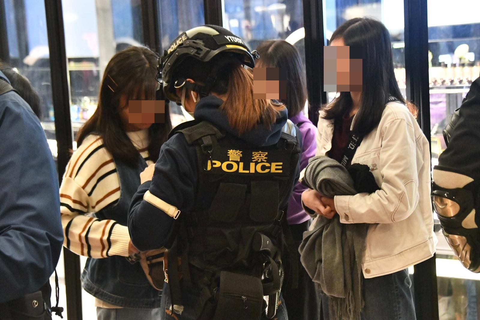 【修例風波】網民發起「除夕和你SHOP」防暴警海港城截查多人