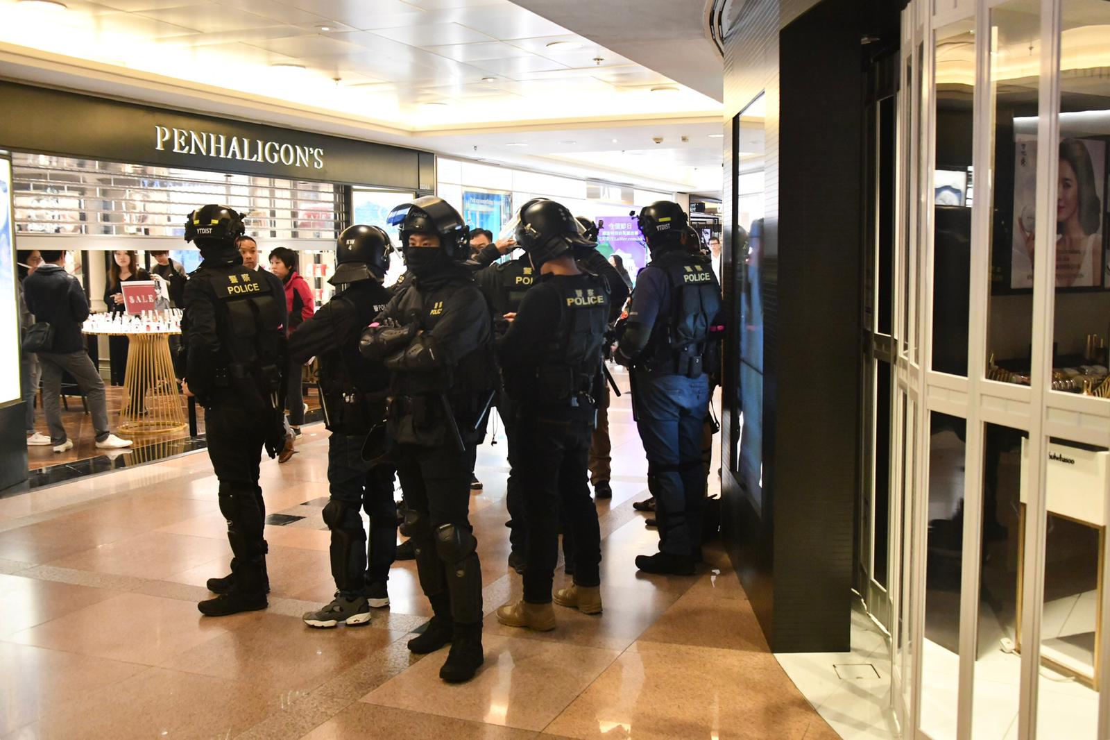 【修例風波】網民發起「除夕和你SHOP」防暴警海港城截查多人