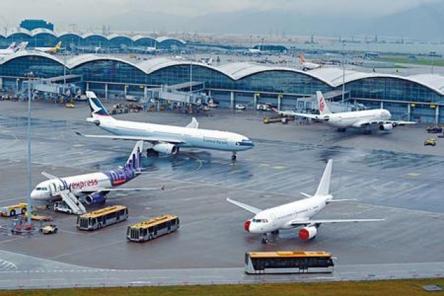 (星島日報報道)近月油價急瀉,民航處公布下月一日起,航空公司不可就本港出發的航班徵收客運燃油附加費,直至另行通知。但有航空公司及旅行社表示,下月一日起出發、仍未出票的旅客,才可獲退回已徵收的燃油附加費,已出票將不獲退款。有議員認為油價早已回落一段時間,當局停收決定來得太遲。 客運燃油附加費是在航油價格出現波動時,幫助航空公司收回部分的額外經營成本,本港民航處在二年首次批准航空公司收取客運燃油附加費,收費按機票出票當日計算。不過,鑑於航油價格近月大幅下調,並處於穩定而合理水平,相應的客運燃油附加費已