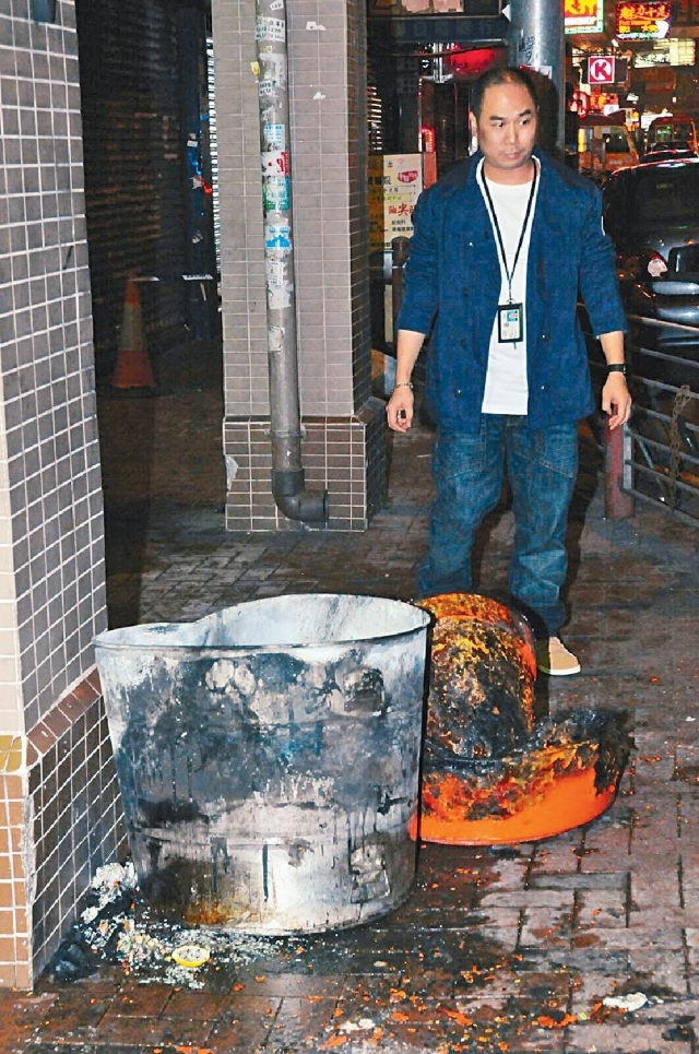 大年初一旺角暴亂後,警方大舉搜捕暴徒,迄今一共拘捕六十五人,三十七人昨早在九龍城裁判法院提堂,其中三十六人被控暴動罪。另兩人今日提訊。涉案者出庭,晚上油麻地一個路邊垃圾桶起火並發生爆炸,放火者動機不明,警方已接手追查;兩小時後,旺角又有鳩鳴團鬧事。 油麻地一個垃圾桶昨晚發生火警及爆炸,熊熊烈火燃燒,外殼燒熔。爆炸品處理課人員到場在垃圾桶內檢獲四個卡式氣體爐用的氣罐,其中一個曾爆炸,三個完好;若四個氣罐齊爆,破壞力巨大。 現場為油麻地上海街與西貢街交界一幢四層高唐樓對開行人路,地下「德生大押」事