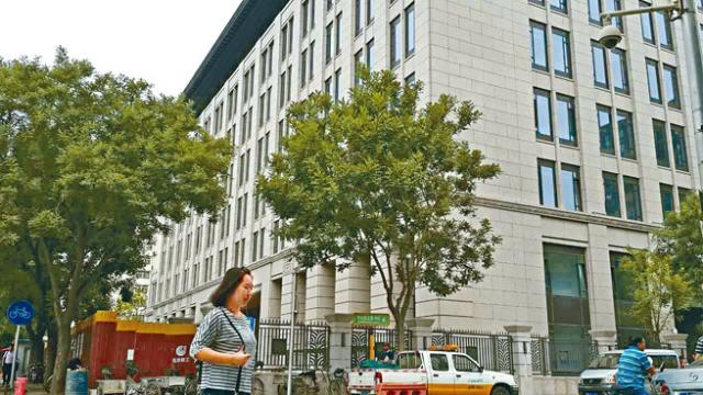  位於车公庄的网信办大楼共有八层，即将竣工。