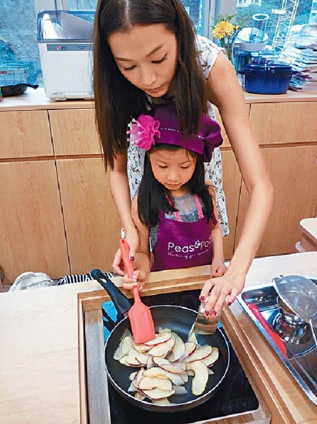 大女Cooking
■大女信希鍾意Cooking,父親節當日,阿Yu就陪佢上堂學整玫瑰花蘋果酥。