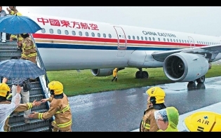 紅雨降落赤鱲角 141人歷險 東航離奇滑出跑道