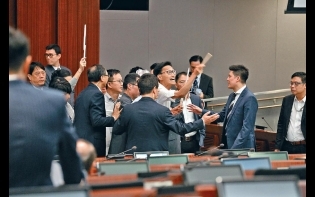 泛民阻加薪公僕扯火 工會不滿政治掛鈎