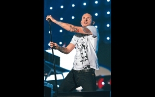 死訊震驚全球樂迷 LP主音Chester 疑抑鬱上吊亡