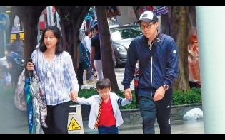 撇低B女 霍啟剛夫婦o氹仔玩人肉鞦韆