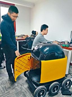 ■李興龍和他的「小黃車」。