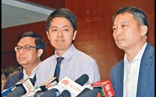 張建宗批粗暴 促立會跟進 許智峯搶女EO手機 警立會蒐證