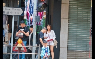 人前恩愛 私下各顧各 洪天明拖餅印囝 冷淡對妻