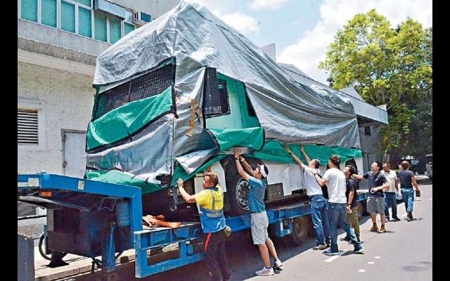 每分鐘射水1200公升 水炮防暴車首部抵港