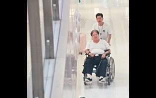 膝患未瘉 美魔妻陪出街鬆骨 66歲洪金寶坐輪椅歎啡