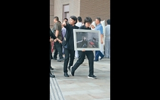 別了盧凱彤 祖兒Kary悲慟流淚 遺孀小余神情憔悴送最後一程