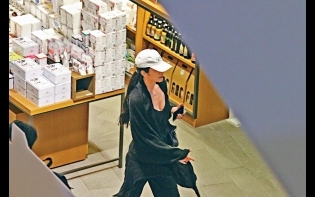 性感示人 34D松岡李那鬧市「胸」猛出巡