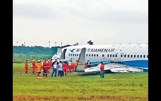 幸全機157人無受傷 廈航滑出跑道毀機翼