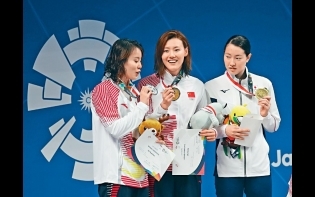 港劍王子摘銀 國泳女神壓洪荒女 背泳破世界紀錄