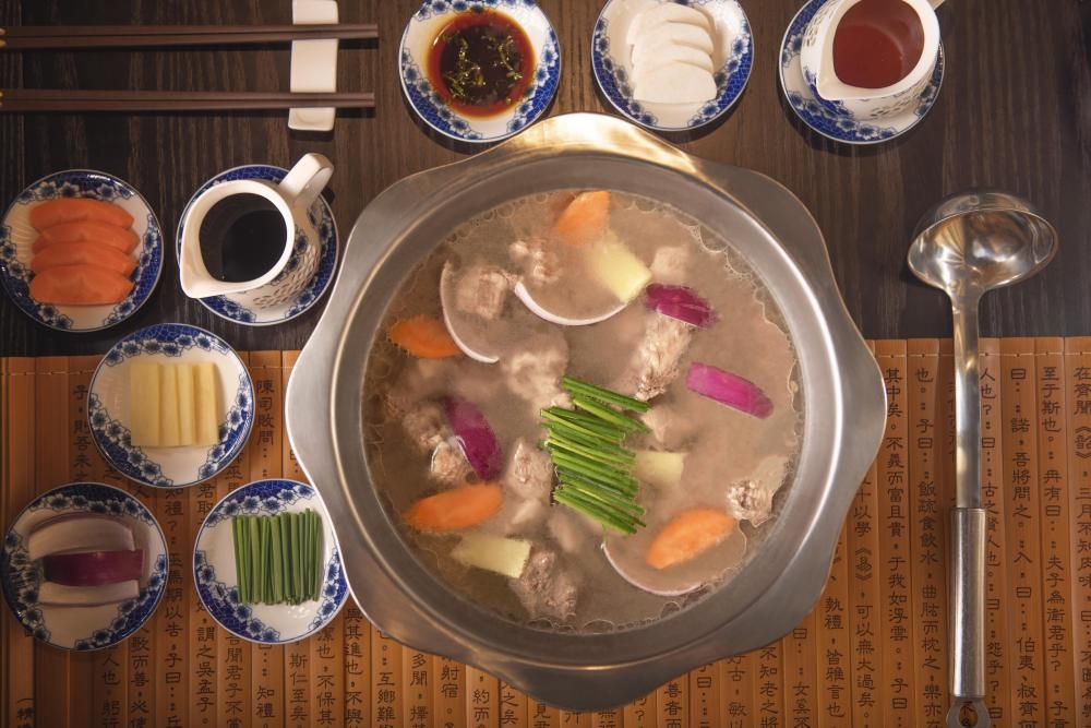 冰煮羊
與平日的羊肉鍋相對不同,羊肉塊煮到最後仍然爽滑可口,湯清不膻。
