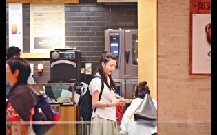 港日最強星二代 15歲木村女 甜美親民襲港 17歲沈月Copy靚媽