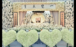 一代武俠小說泰斗今日寶蓮寺火化 金庸設靈 中港台藝人哀別