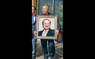 兒子捧遺照送最後一程 金庸化輕煙 逍遙別塵寰