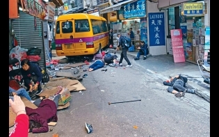 疑未拉好手掣 司機擋車遭輾 奪命校巴衝落斜15死傷
