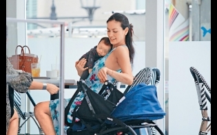 母乳媽咪好偉大 中環路邊開心歎茶 名模Rosemary抱B仔餵人奶