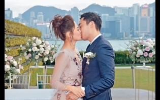 楊受成證婚 祖兒爆金句 阿嬌賴弘國簽紙完婚 甜蜜咀嘴恩愛爆燈