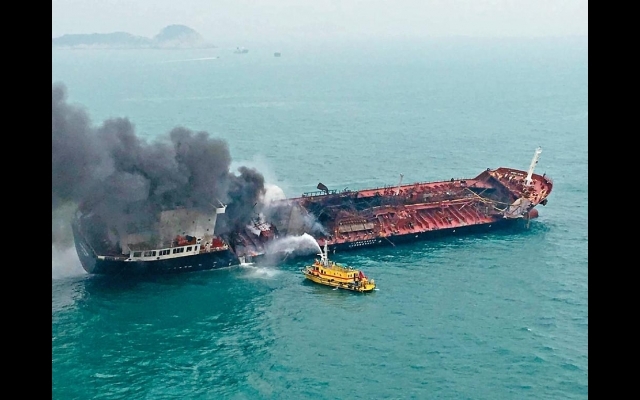 船員炸飛 一死兩失蹤油輪勁爆沖天火