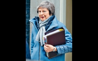 史上最大敗仗 英鎊應聲急挫 英國會大比數否決脫歐