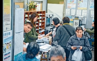市民排隊申$4000心急填報 派錢無表用 政府補鑊加印