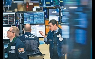 恒指跌不足一點 港股三萬關爭持 美企業績對辦 杜指升145點