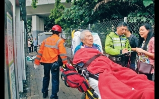 雨中失控剷巴士站 一死六傷 女徒弟撞車 嚇死教車師傅