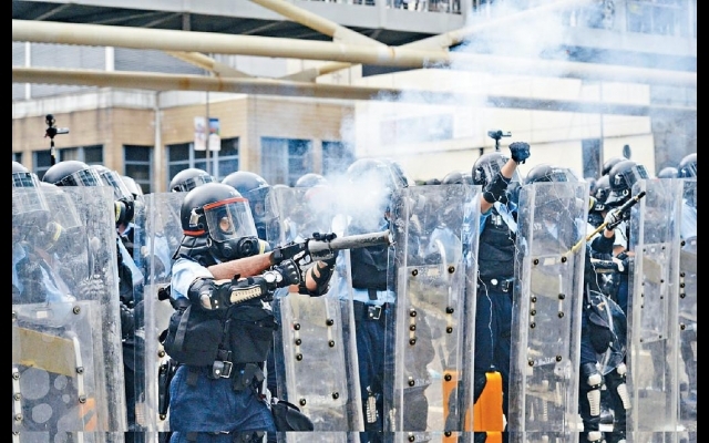 警施放150催淚彈抗襲
