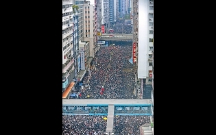 反修例遊行人流倒灌九龍 民情洶湧 特首致歉