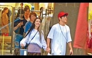讚郭碧婷入行多年零污染 向佐帶仙氣未婚妻恩愛襲港