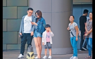 帶5歲大仔溫馨賀父親節 諸葛紫岐少女味晒長腿冧老公