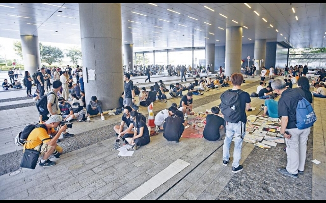 大專生行動升級 政總停開 今圍政總今圍政總