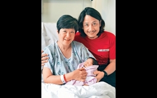 高齡誕B女Miracles齊入ICU 黃澤鋒爆52歲太太 堅持餵人奶