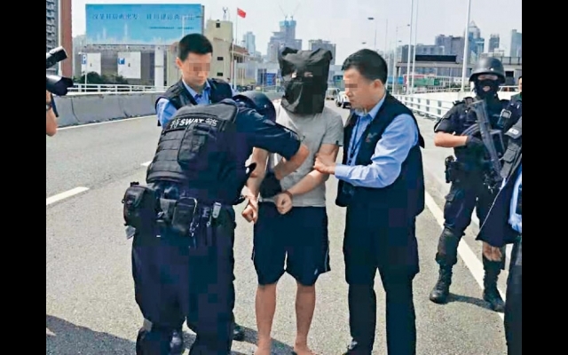 髮型屋劏肚謀殺案 潛內地疑兇送港