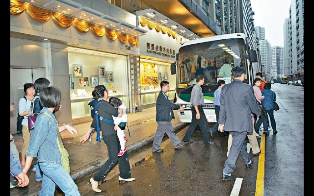 旅遊飲食零售下挫 政治風波持續 百萬打工仔受累