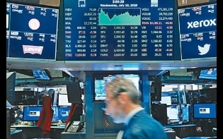 特朗普改口風 或向額外中國貨加關稅 貿談添變數 美股挫115點