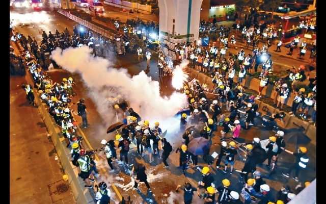 圍堵中聯辦 上環爆衝突
