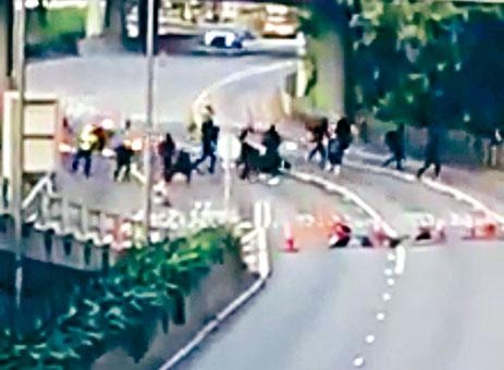 ■激進示威者向兩名交通警員投擲三枚汽油彈。