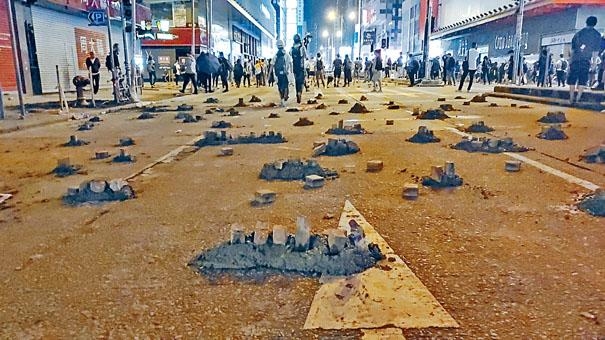 ■示威者用混凝土與磚頭在彌敦道設路障。