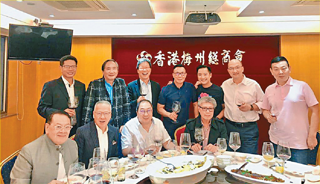 男士在「嘉應商會」晚宴來張合照p/ 男士在「嘉應商會」晚宴來張合照p/