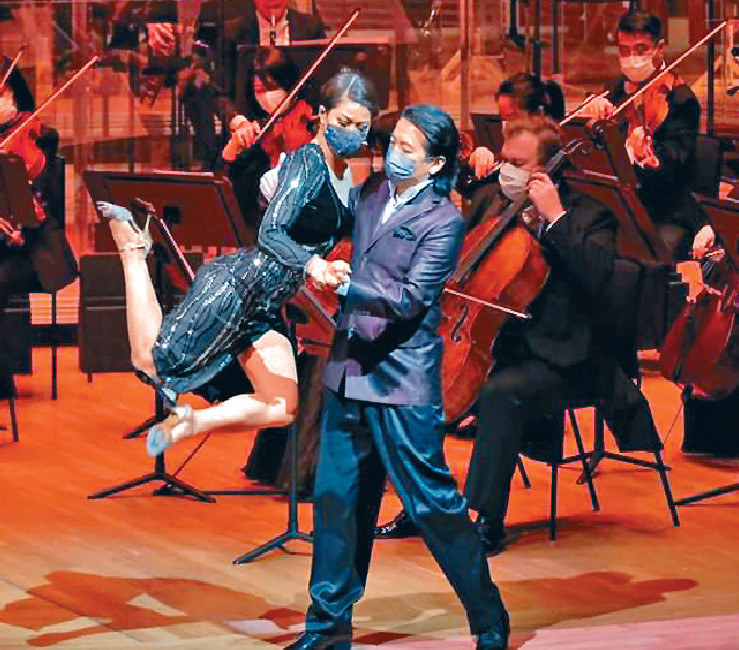 ■兩位舞者即場大跳探戈。 香港管弦樂團圖片p/　　