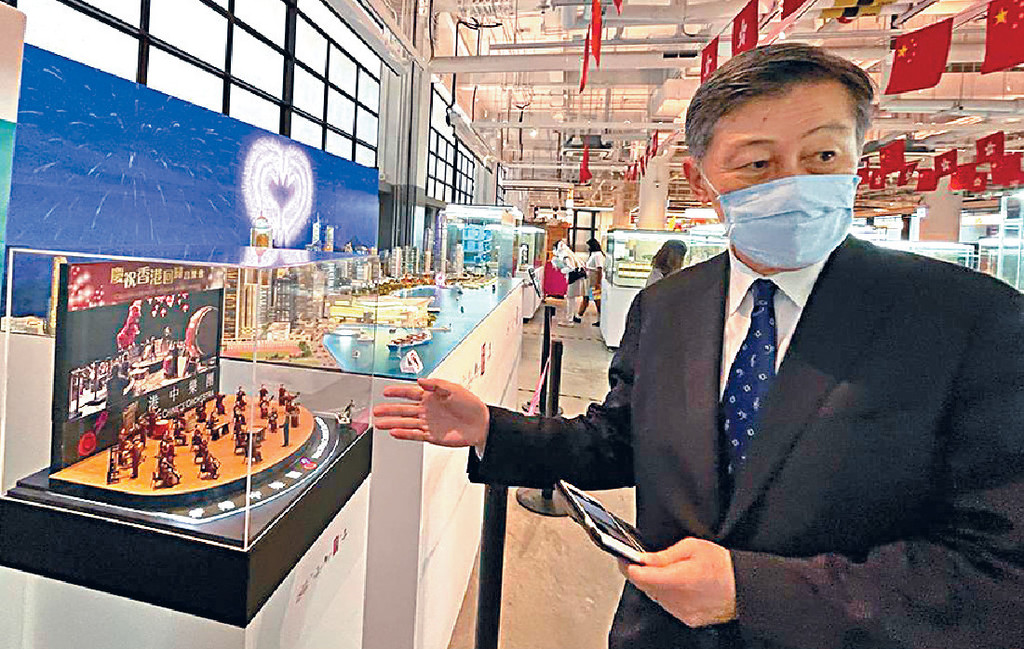 ■日本駐港總領事岡田健一先生，對微型「香港中樂團」嘖嘖稱奇。