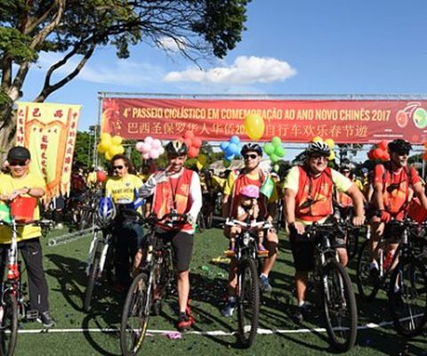 巴西華人在聖保羅城市公園舉行千人單車遊活動,與巴西民眾