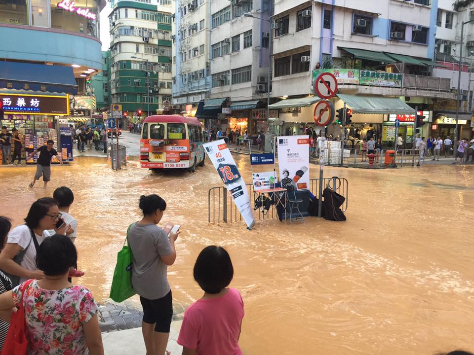 【有片】土瓜湾北帝街爆水管 泥水涌出路面变「黄河 星岛头条网