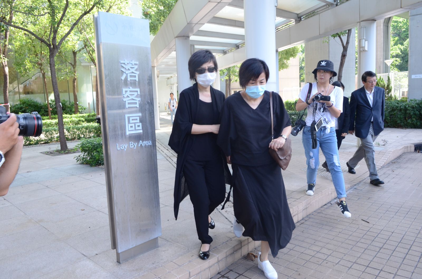蔡若蓮(左)扶着女親友離開。